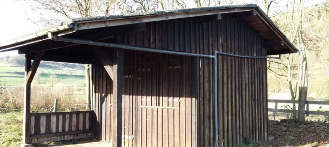 Alte Hütte am Tennisplatz aufgeräumt